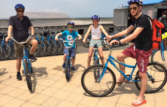 Peru family holiday excursion on mountain bikes