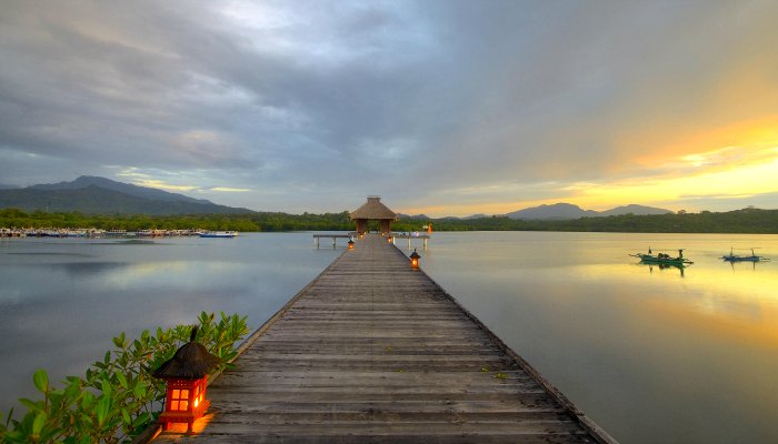 Where to stay in Bali - sunset over the water at Naya Gawana