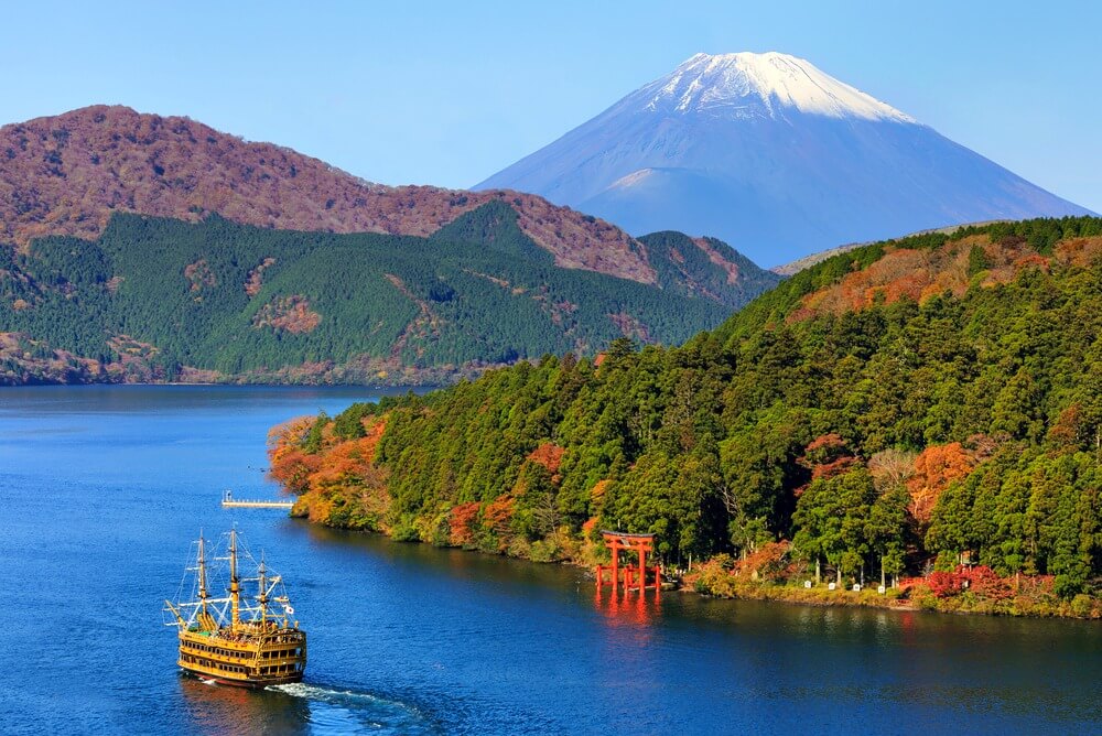 Family holidays in Japan + Hakone Lake with Mount Fuji in background