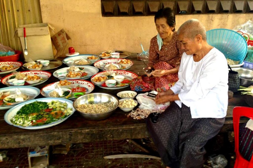 Cambodia photo blog - Preparing breakfast for the monks