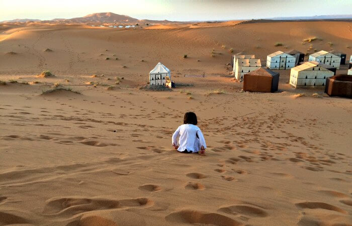 Child playing in the dunes - Morocco itineraries