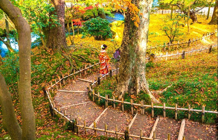 Kenroku-en Gardens with Geisha