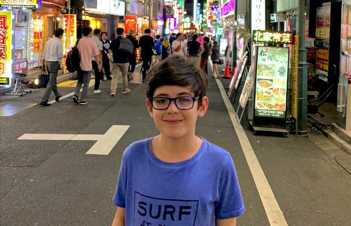 Young tourist in busy street at night - Tokyo - Family travel trends 2020