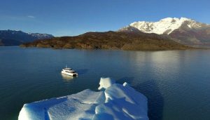 Estancia Cristina - cataraman on Lake Argentina