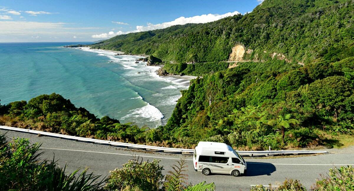Camper van in stunning New Zealand countryside - New Zealand in Pictures