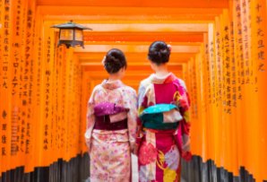 Geisha at red wooden Tori Gate Fushimi Inari Shrine Kyoto - Japan itineraries