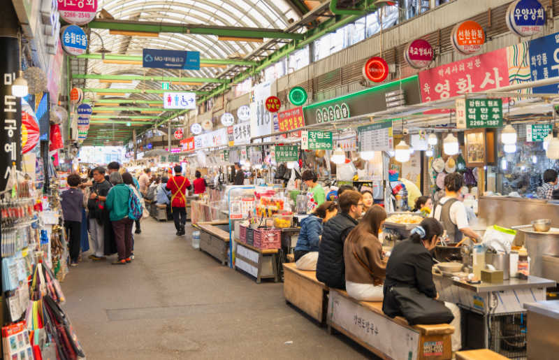 Gwangjang Market, Seoul. Visit on South Korea family holidays.