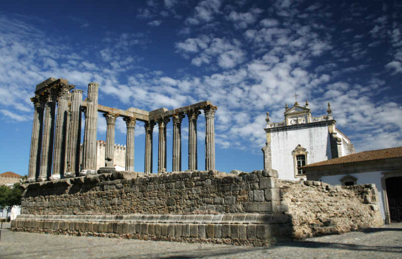 Places to visit in Portugal - roman temple in Evora, Alentejo