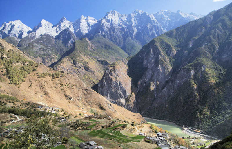 Ideal trek for teenagers and above, Leaping Tiger Gorge, China