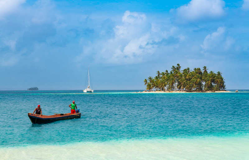 Visit the idilic San Blas islands, on a Panama family holiday, Robinson Crusoe style, with turquoise sea and palm fringed beaches