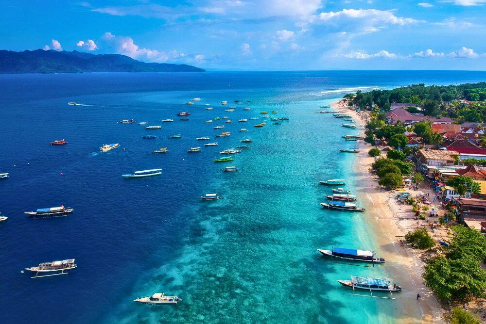 Boats along the turquoise coastline of Gili Trawangan